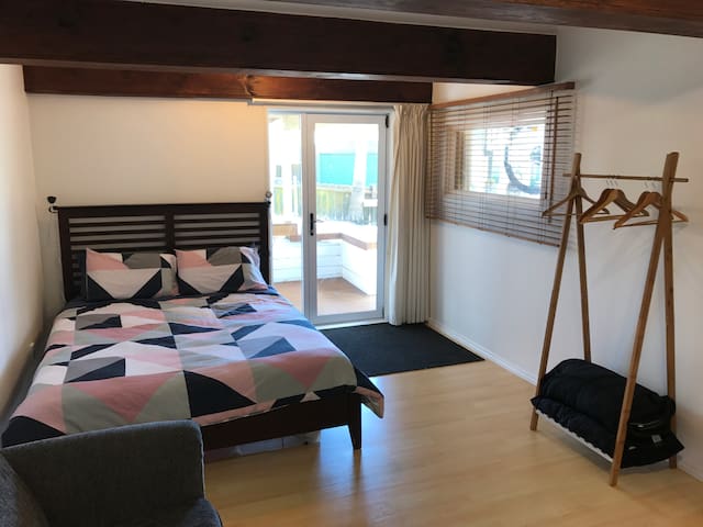 Superb Studio, Mount Maunganui