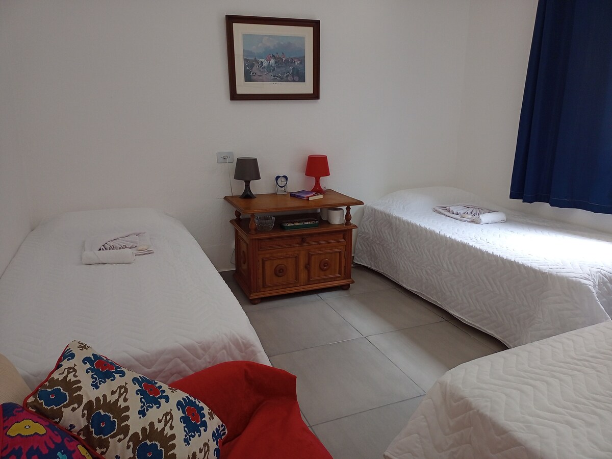 ภาพประกอบเดี่ยว: เตียงในกล่องแยกต่างหาก 2 เตียง หนึ่งในเตียงเหล่านี้มีเตียงเสริมหากมีผู้เข้าพักเพิ่มเติม (ภายใต้ความรู้ของเจ้าของที่พัก) นอกจากนี้ยังอาจจัดเตียงสองเตียงในโหมด “สำหรับคู่รัก” 