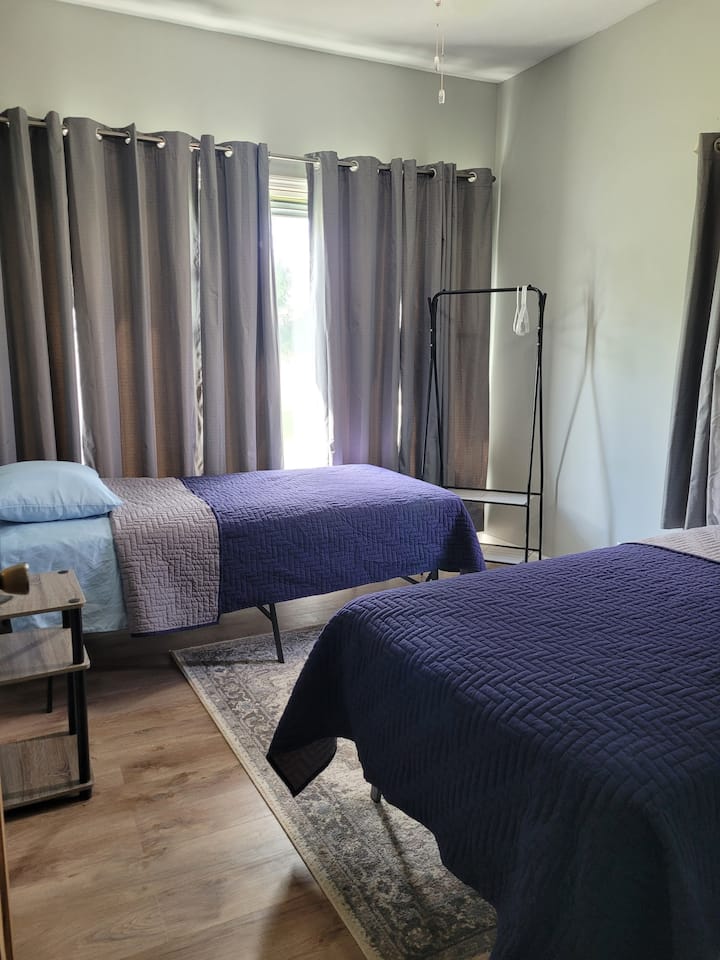 חדר שינה מס '2 למטה. ניתן לחבר שתי מיטות כדי להיות מלך מפוצל. 