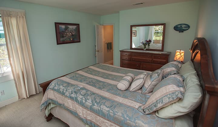 Pumzika vizuri katika chumba kikubwa cha kulala chenye kitanda aina ya queen.