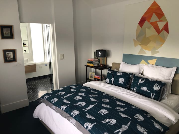 جناح غرفة النوم الرئيسية مع حمام داخلي مجاور (بما في ذلك المنتجع الصحي)