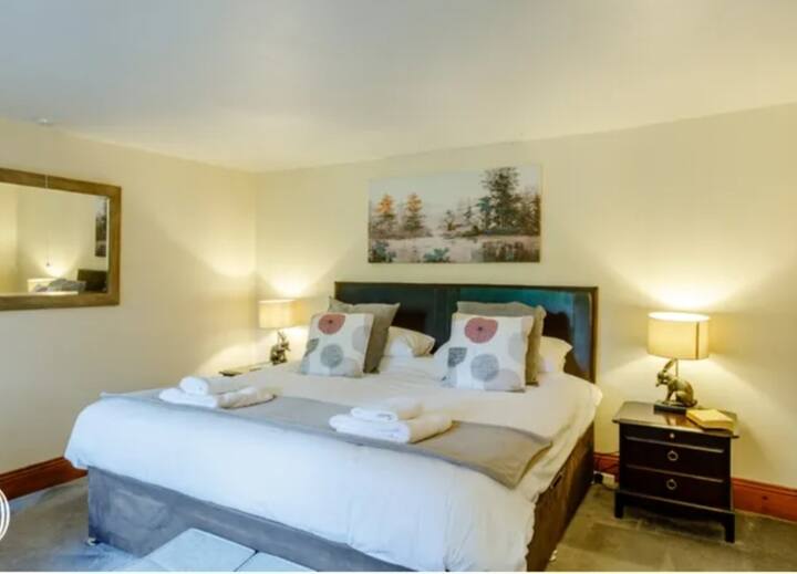 Downstairs bedroom with super kingsize bed ,and unsuite bathroom 