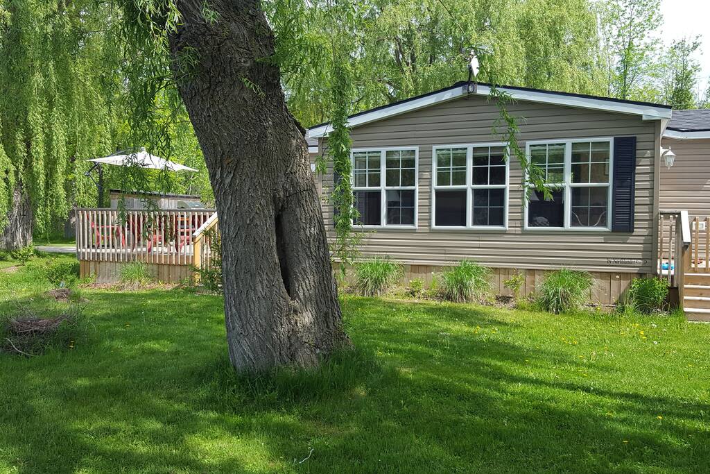 A front view of the cottage.