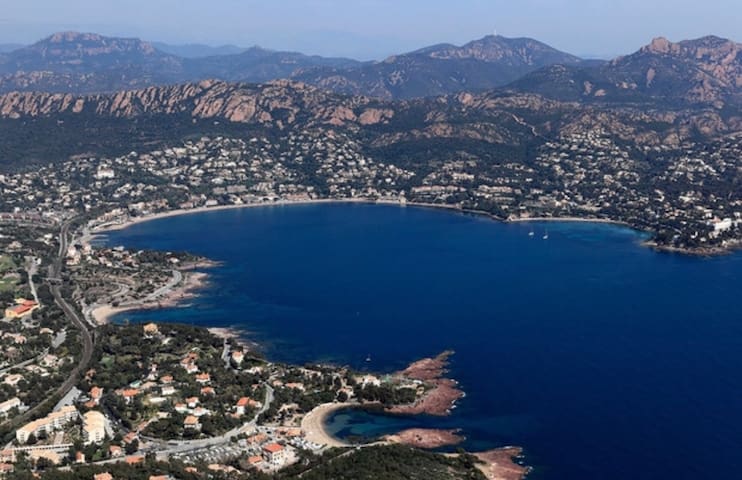 Appart  70m de la plage  d'Agay avec rez-de-jardin