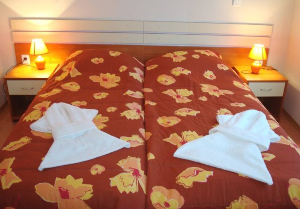 2 single beds