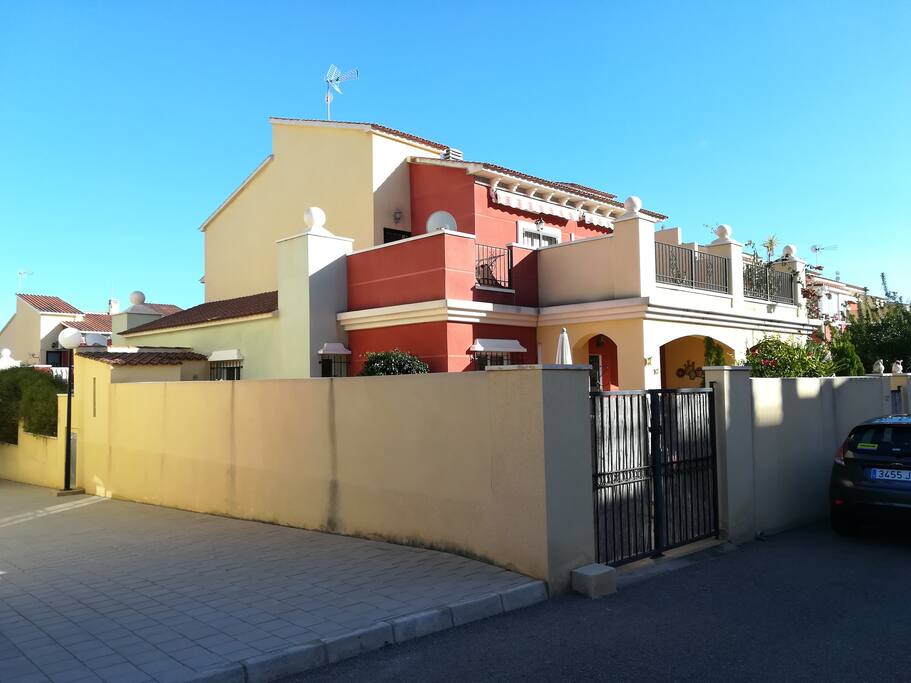 FACHADA DE LA VIVIENDA