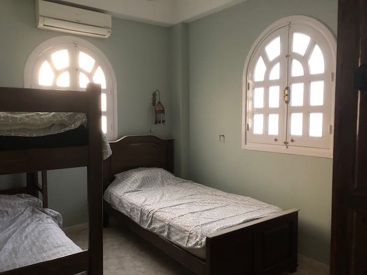 Second bedroom with single beds (3 beds)