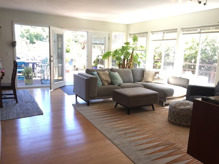 Sunny, Spacious, And Modern Home Near The Beach - Santa Cruz, CA