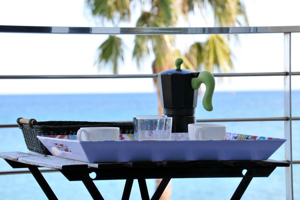 Desayuno desde la terraza de la habitación principal