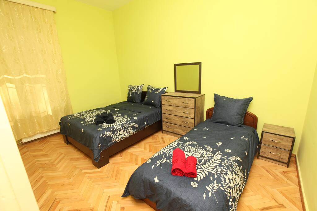 Bedroom N1. With 1 single size and 1 Queen size beds