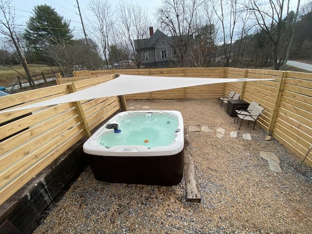 Hot tub, fire pit, King bed, 4 mi to downtown AVL gallery image 2