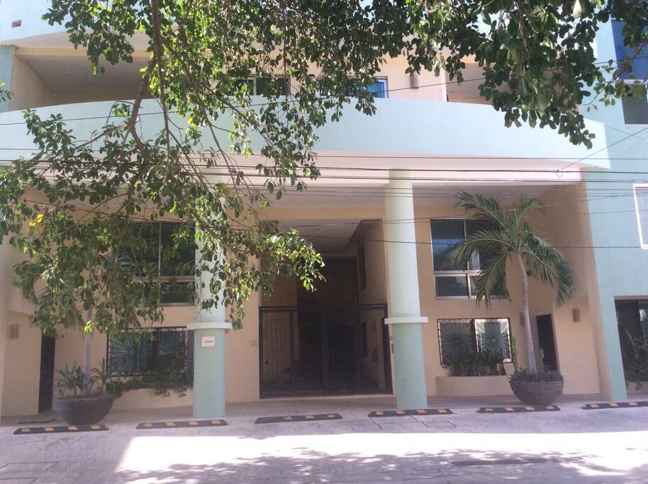 Mi Condo en Edificio Sun Paradise en 5a Ave Bis. Gran zona en Playa!