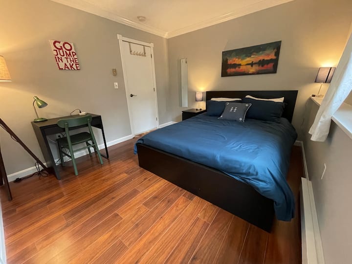 Спалня №3 - двойно легло, бюро. Телевизор Roku в стаята.