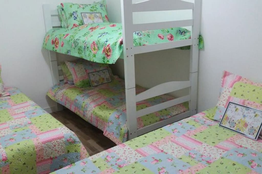 Quarto com 2 camas box de solteiro e 1 beliche.