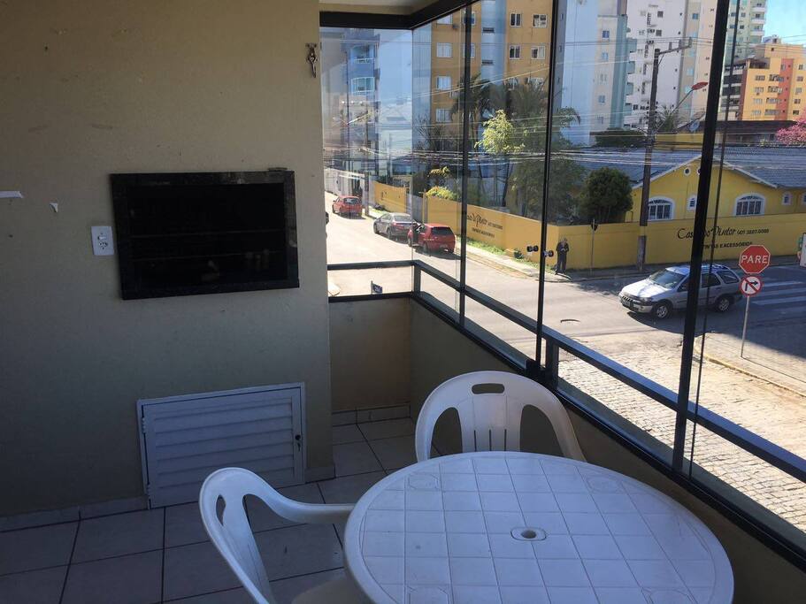 Sacada fechada em vidro com churrasqueira