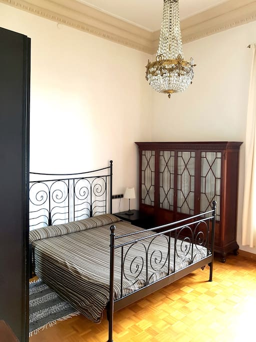 Closet in both sites of the bed