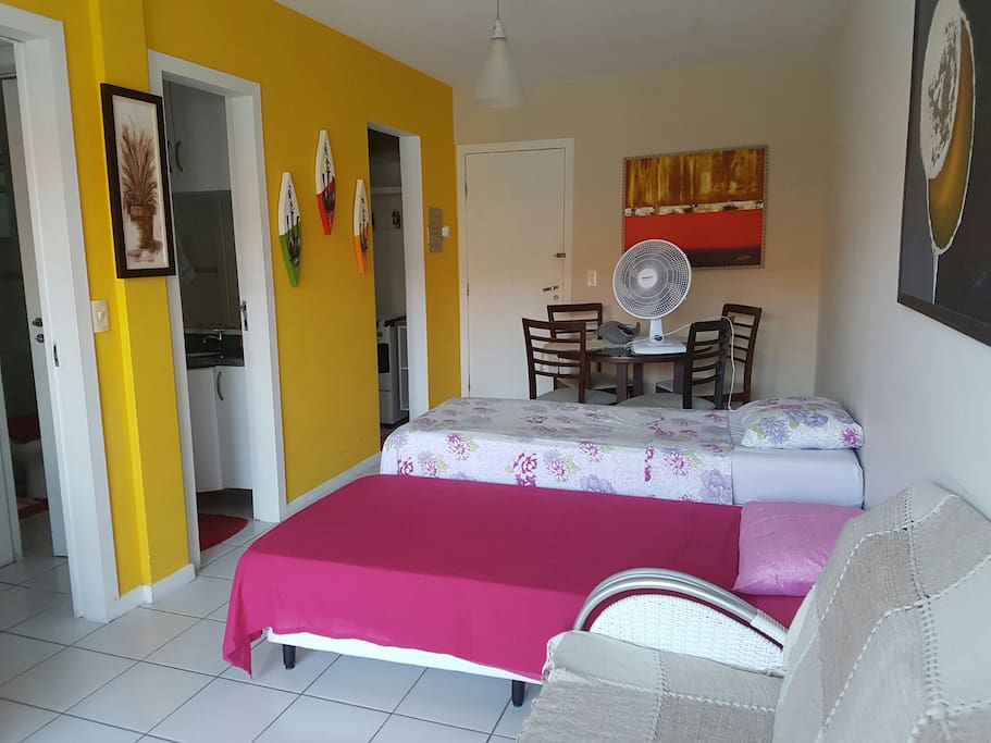 Sala de estar com mesa para as refeições e possibilidade de adicionar até 2 camas de solteiro