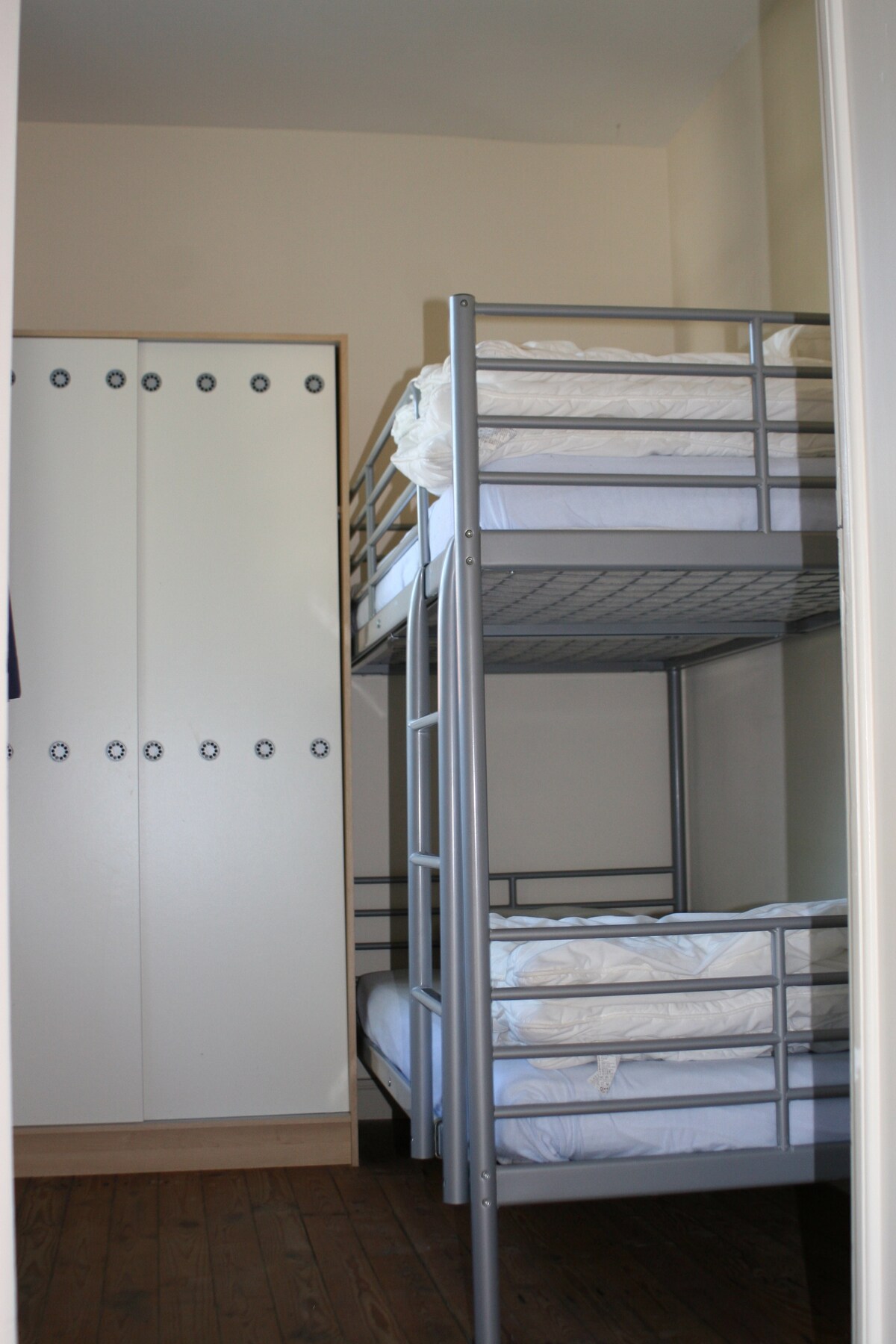 غرفة نوم رابعة بسرير بطابقين