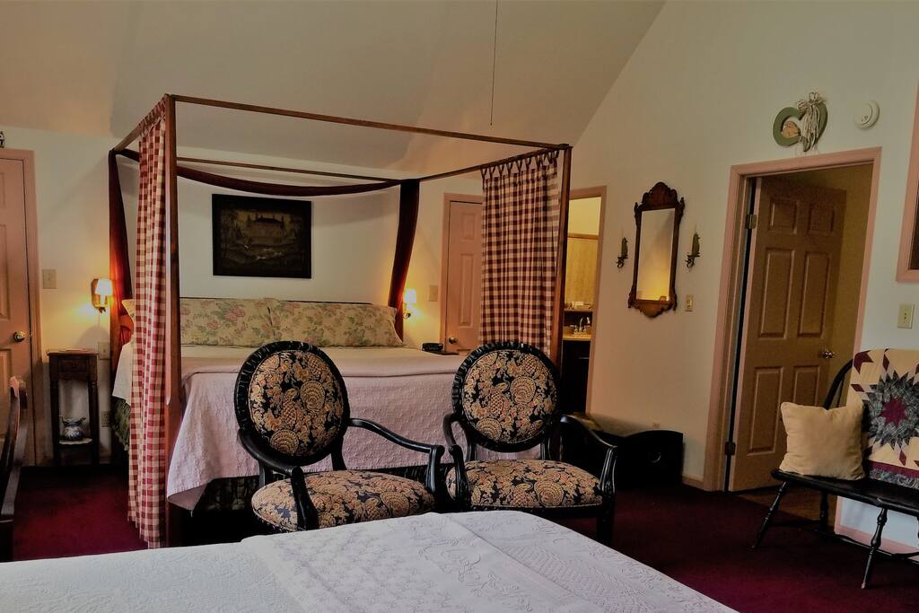 Anderson Room decorated with accents of Colonial Williamsburg