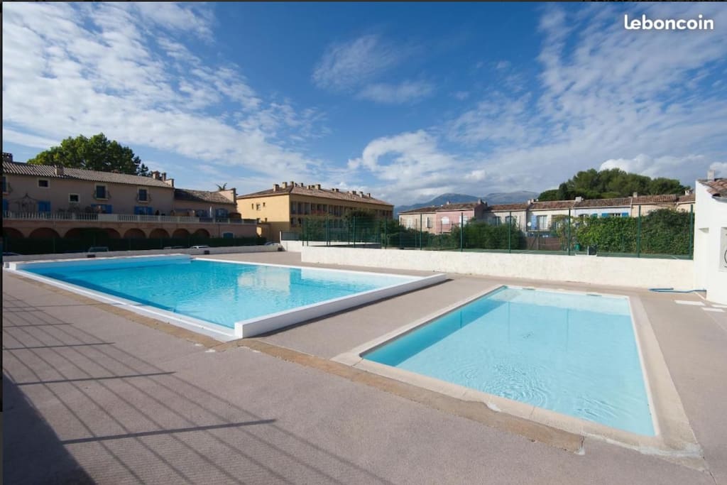 Piscine avec le bassin des enfants
