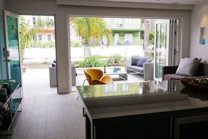 Ultimate Luxury on the Venice Canals-Walk to Beach gallery image 4