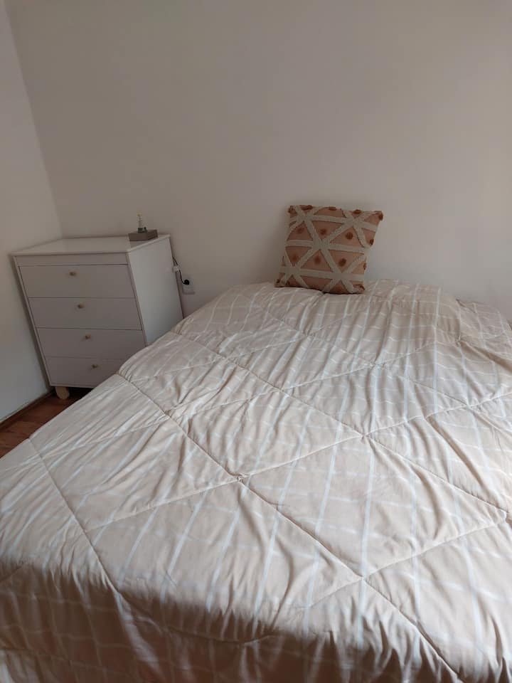Dormitorio cama queen 160 cm x 200 cm. Soveværelses queensize-seng
