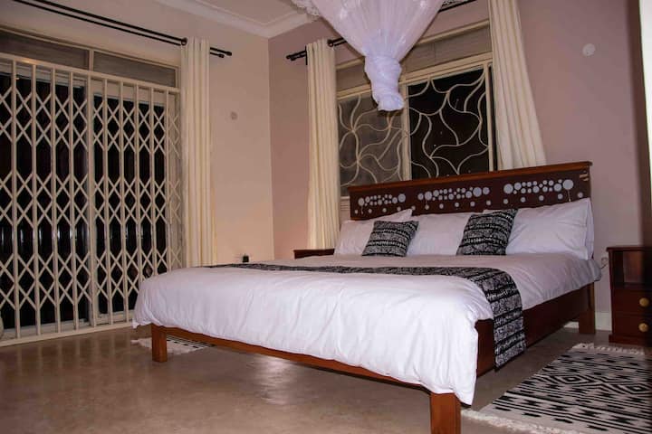 غرفة نوم ماستر في الجناح بمقاس كينغ (6 × 6) سرير