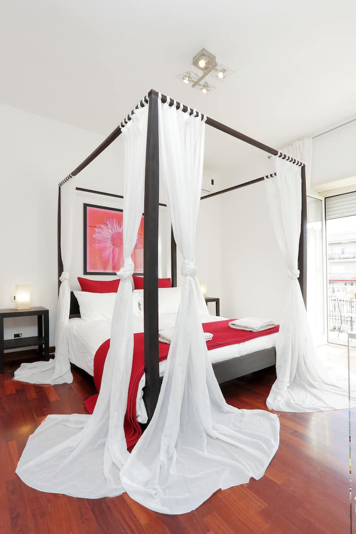 双人卧室，配有遮阳篷床、衣柜和液晶电视-阳台