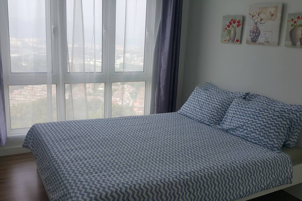 2nd Bedroom with queen size bed