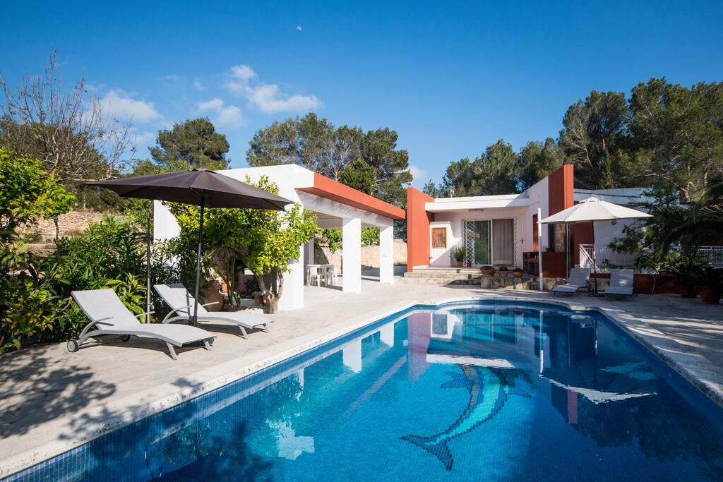 Piscina y vistas a la casa