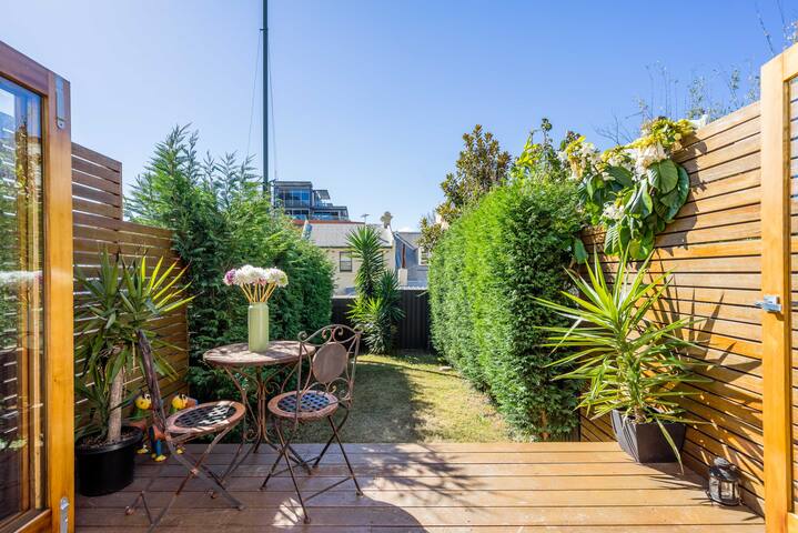 Luxury Colonial Terrace House in the Rocks gallery image 3