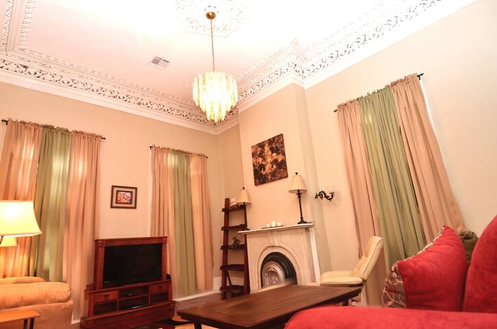 The Vivien House – Beautiful Historic Home gallery image 2