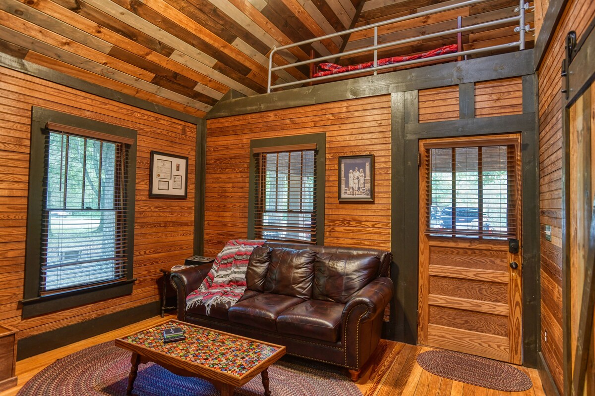 Top performing Airbnb: Renovated 'Silver Farmhouse' Outside ofAthens!! in Northeast Georgia