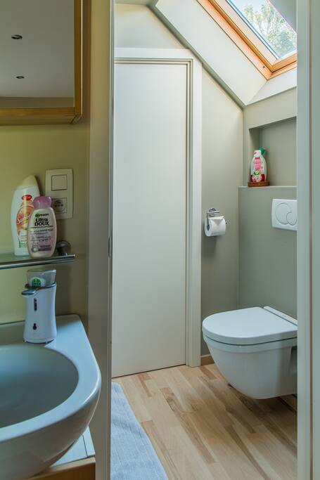 naar de badkamer