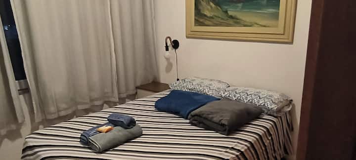 Dormitorio con lámpara de pared para leer .