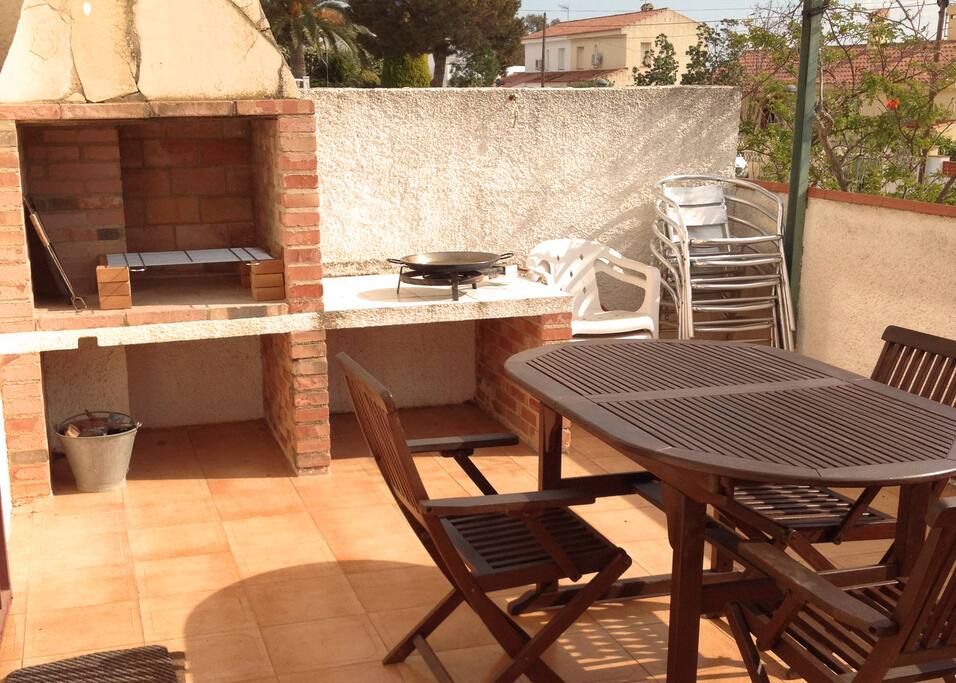Terraza con barbacoa.