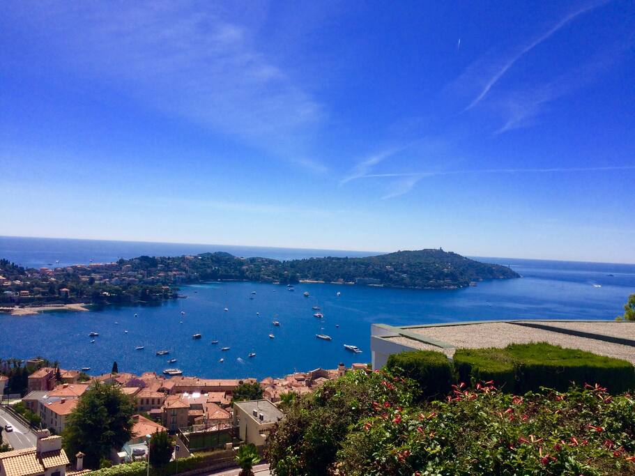 Vue sur la rade de Villefranche et la presqu'île de Saint Jean Cap Ferrat