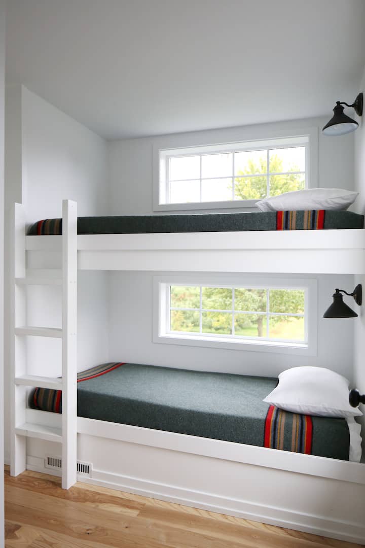 غرفة بطابقين مع إطلالة على البستان