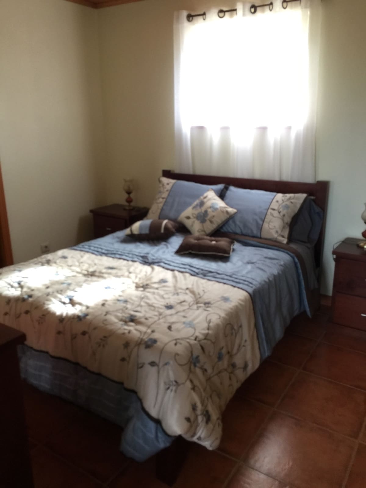 Cama tamaño queen, habitación en el nivel superior