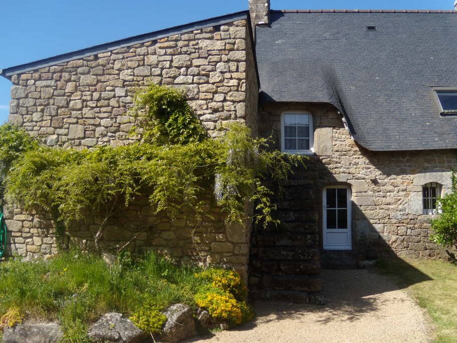 La chaumière où se trouvent les chambres d'hôtes