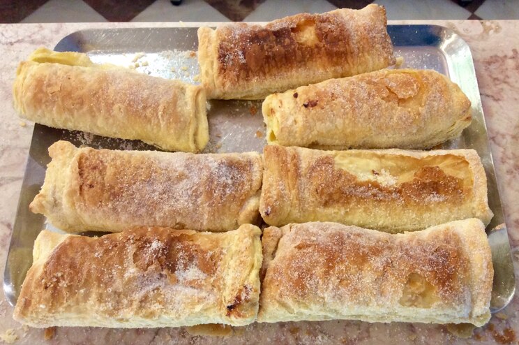 Show full-screen, host-provided image