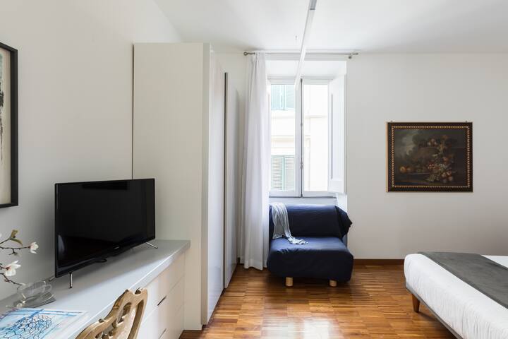 Stunning apartment, Belsiana St, Piazza di Spagna. gallery image 3