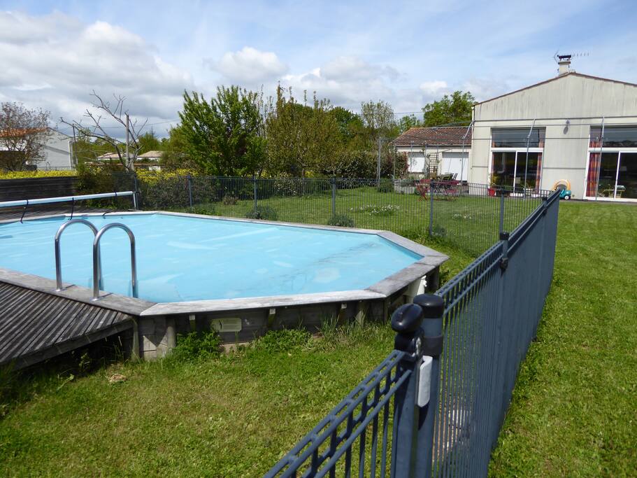 La piscine est chauffée et sécurisée