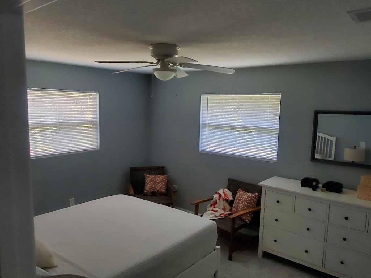 أكبر غرفة مع إطار سرير ملكة إيكيا ومراتب. 