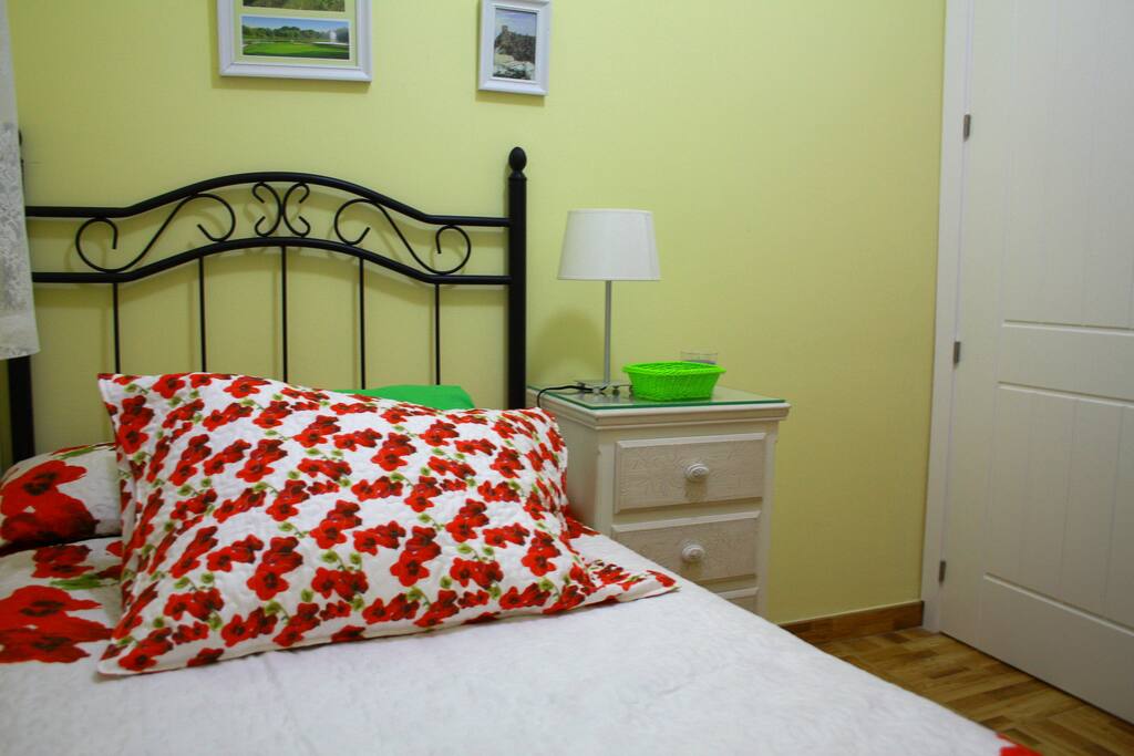 Dormitorio pequeño muy luminoso con cama de 90