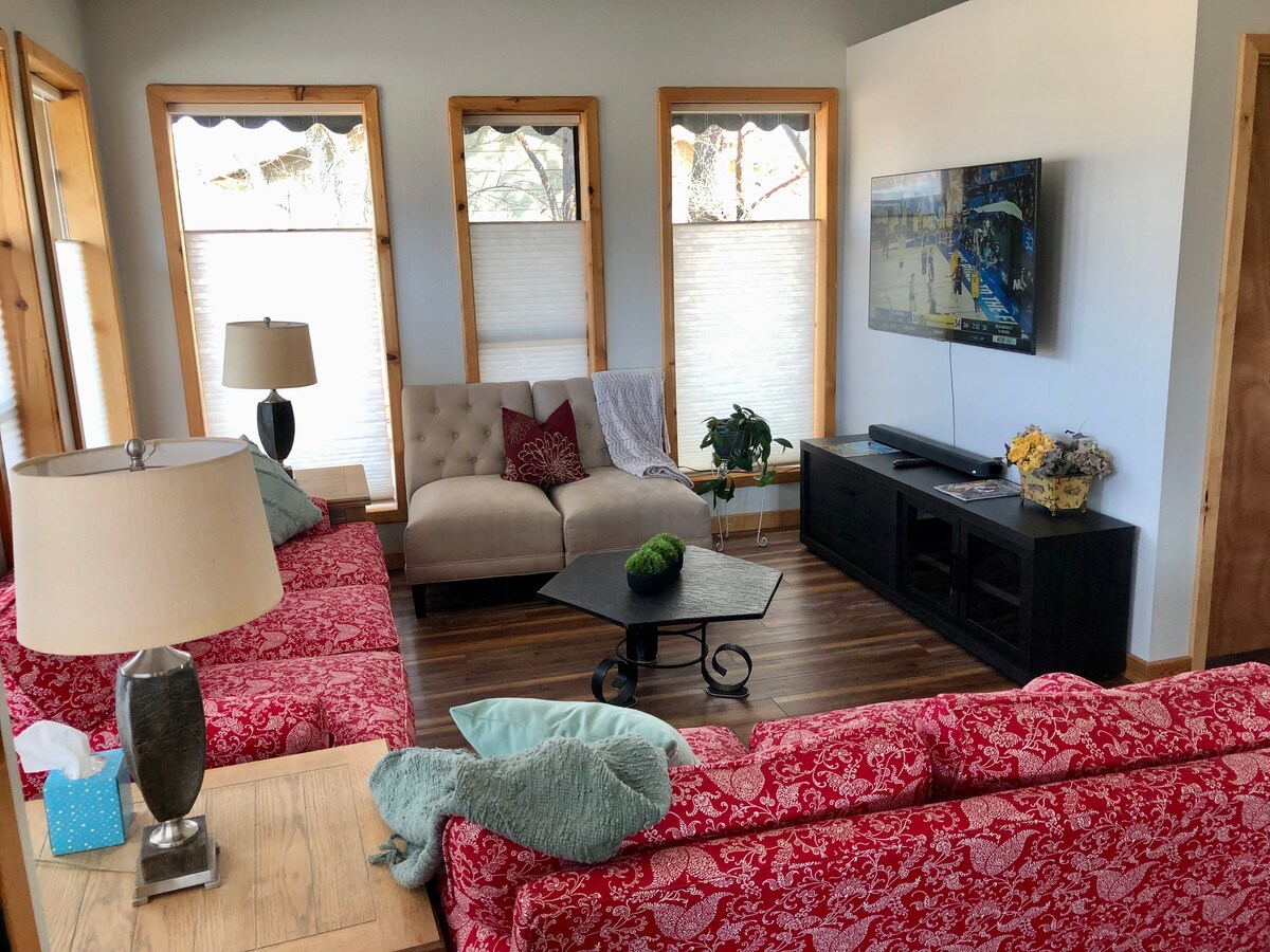 55英寸电视放在支架上，可以轻轻地拉出来，转向厨房和dinign aeag。