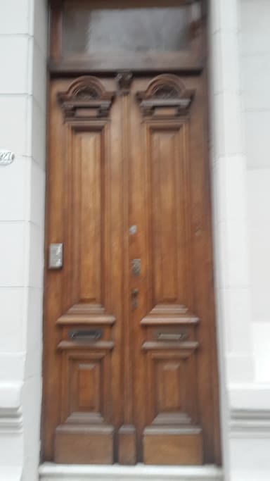 Puerta de ingreso, timbre blanco