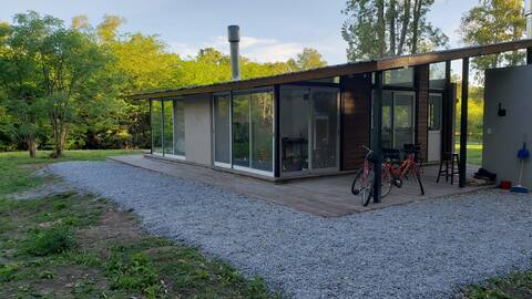 Modern cabin in a neighborhood on the banks of the Paraná River