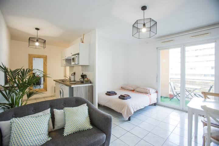 Bright and cosy 1 bedroom flat with a pool