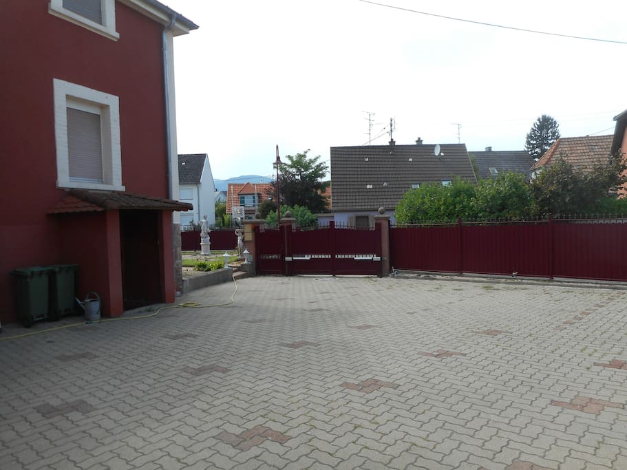 cour intérieure avec parking fermé